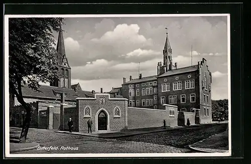 AK Bitterfeld, Rathaus mit Kirche, Strassenansicht