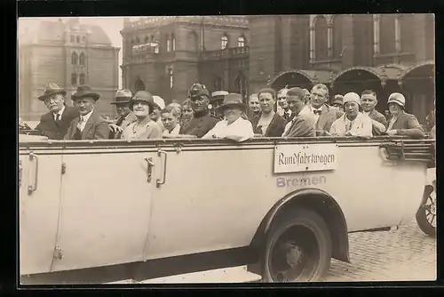 Foto-AK Bremen, Autobus mit Touristen