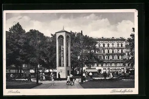 AK Berlin, Dönhoffplatz mit Denkmal und Spaziergängern, 