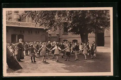 AK Berlin, Marthashofschule in der Schwedter Str. 37 /40, Hof mit Schülerinnen und Lehrerin beim Spiel