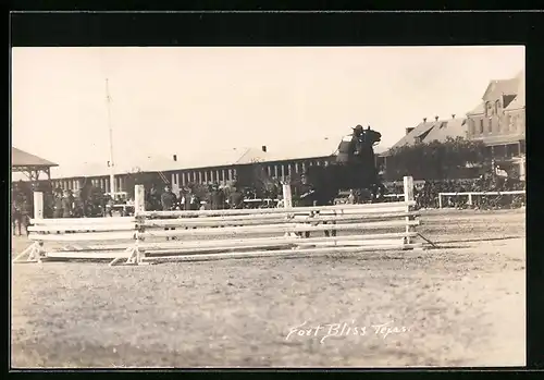 AK Fort Bliss, TX, Pferd springt über Hindernis