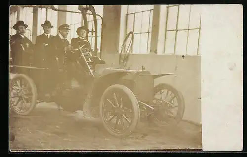 AK Drei Herren mit Chauffeur in einem offenen Auto