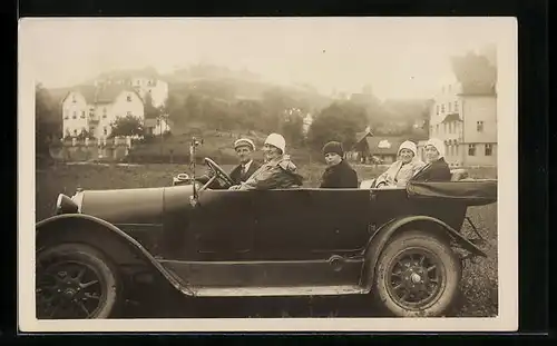 AK Damen mit Chauffeur in einem Auto