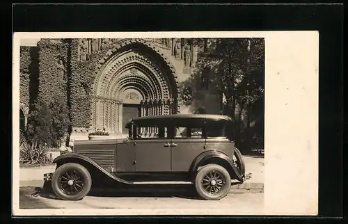 AK Auto vor einem Kirchenportal