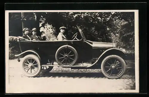 AK Ehepaar mit Chauffeur in einem Auto