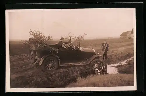 AK Auto ist in einem Schlammloch steckengeblieben