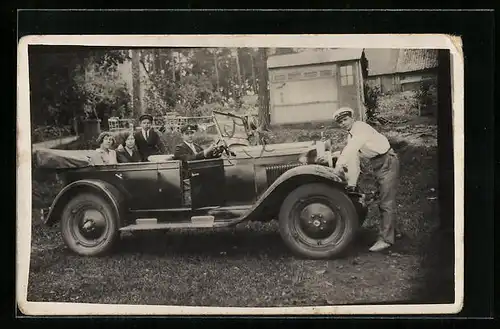 AK Mann kurbelt ein Auto an