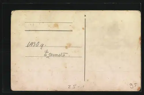 AK Mann kurbelt ein Auto an