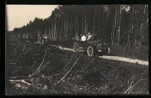 AK Autos bei der Fahrt am Waldrand