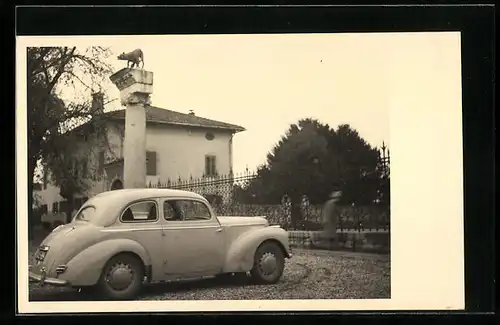 AK Auto vor antiker Säule