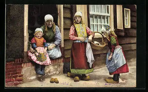 Künstler-AK Photochromie Nr. 2366: Mutter und 3 Töchter in festlicher Tracht