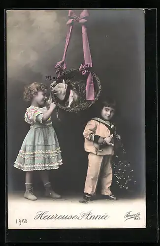 AK Kinder mit Schwein in einem hängenden Korb, Neujahrsgruss