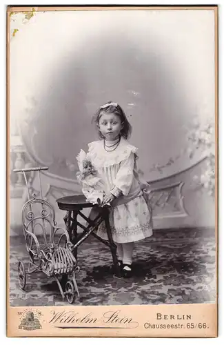 Fotografie Wilhelm Stein, Berlin, Chausseestr. 65-66, Mädchen mit Puppe & Puppenwagen