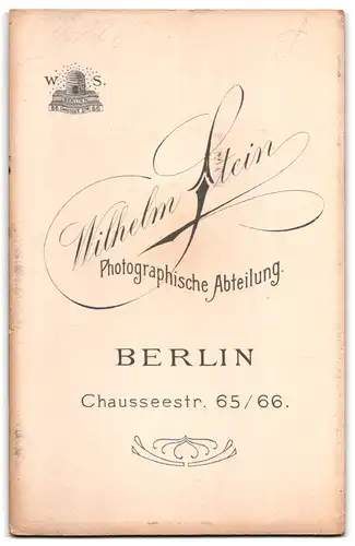 Fotografie Wilhelm Stein, Berlin, Chausseestr. 65-66, Mädchen mit Puppe & Puppenwagen