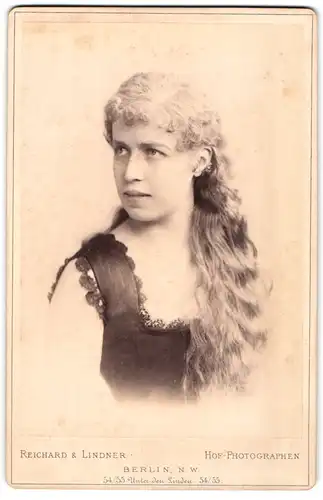 Fotografie Reichard & Lindner, Berlin, Unter den Linden 54-55, Portrait junge Frau mit langen Haaren im Abendkleid