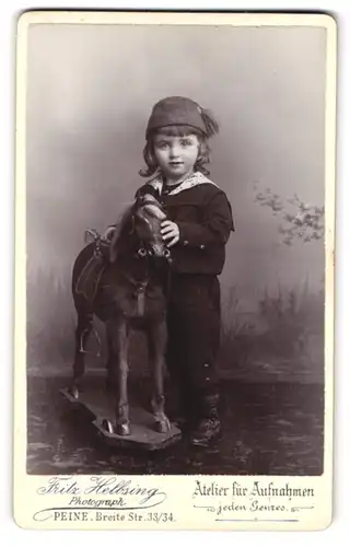 Fotografie Fritz Helbsing, Peine, Breite Strasse 33-34, niedliches Mädchen & Spielzeug-Pferd, Rückseitig Foto-Atelier