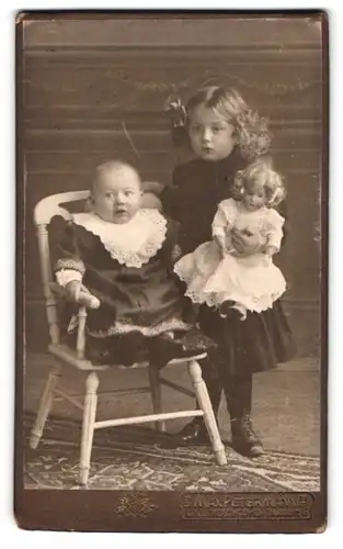 Fotografie Max Petermann, Leipzig, Dieskaustr. 13, Mädchen mit Puppe nebst Baby auf Stuhl sitzend