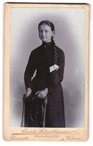 Fotografie Erich Scheithauer, Zwickau i. S., Äussere Plauensche Str. 24, Mädchen mit Zopf im dunklen Kleid
