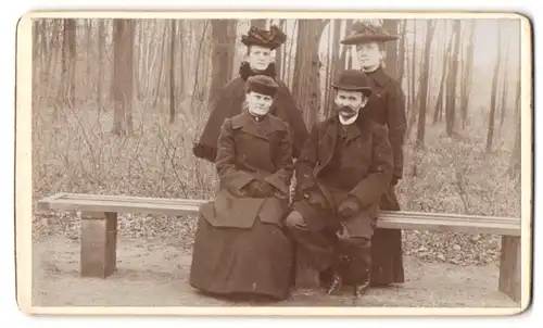 Fotografie unbekannter Fotograf und Ort, Herr & Damen in modischer Winterkleidung mit Hut