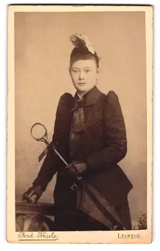 Fotografie F. Thiele, Leipzig, Hospitalstr. 7, junge Dame mit Schirm im eleganten schwarzen Ensemble