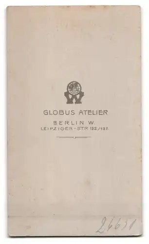 Fotografie Globus Atelier, Berlin, Leipzigerstr. 132-137, Brünette Dame mit Pelz-Stola, Muff & Hut