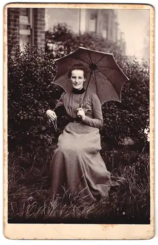 Fotografie unbekannter Fotograf und Ort, hübsche junge Dame mit Schirm im langen Kleid