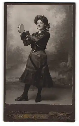 Fotografie Chr. Meyer, St. Gallen, Fasching-Karneval, Mädchen im Kostüm mit Tamburin