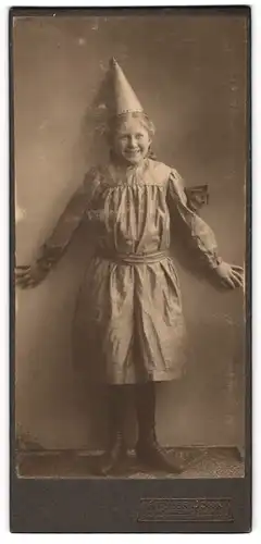 Fotografie Atelier John, Neuhaldensleben, Hohenzollernstr. 26, Fasching-Karneval, Mädchen im Kostüm m. Harlekin-Hut