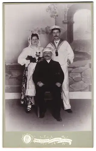 Fotografie Emil Fischer, Zwenkau, Fasching-Karneval, Dame im Trachtenkostüm & Mann als Matrose verkleidet