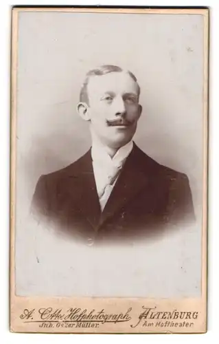 Fotografie A. Otto, Altenburg /S.-A., Elegant gekleideter Herr mit Moustache