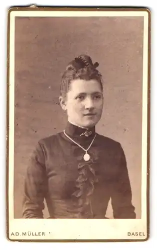 Fotografie Ad. Müller, Basel, St. Calarastrasse 5, Junge Dame im Kleid mit Amulett