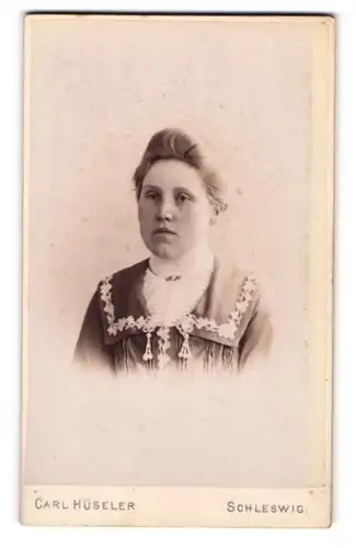 Fotografie Carl Häseler, Schleswig, Stadtweg 34, Junge Dame in hübscher Kleidung