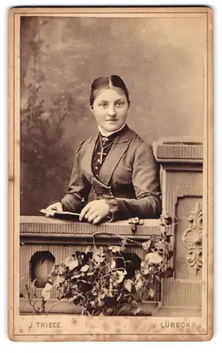 Fotografie Ju. Thiele, Lübeck, Gr. Burgstr. 615, Junge Dame im Kleid mit Kreuzkette