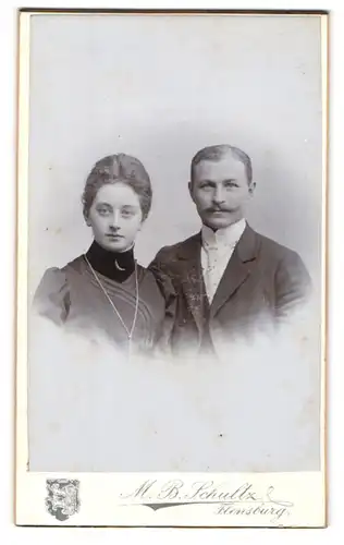 Fotografie M. B. Schultz, Flensburg, Nordenhofenden 13, Junges Paar in modischer Kleidung
