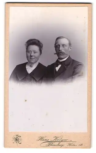 Fotografie Hans Kröger, Flensburg, Holm 12, Bürgerliches Paar in modischer Kleidung