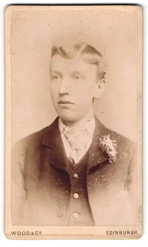 Fotografie Wood & Co., Edinburg, 72, Princes Street, Junger Herr im Anzug mit Krawatte