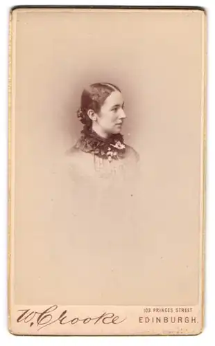 Fotografie W. Crooke, Edinburgh, 103, Princes Street, Junge Dame in hübscher Kleidung