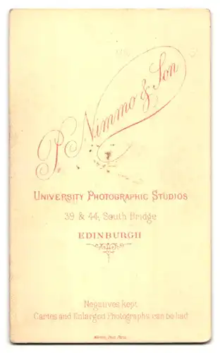 Fotografie P. Nimmo & Son, Edinburgh, 39 & 44, South Bridge, Junger Mann im modischen Anzug