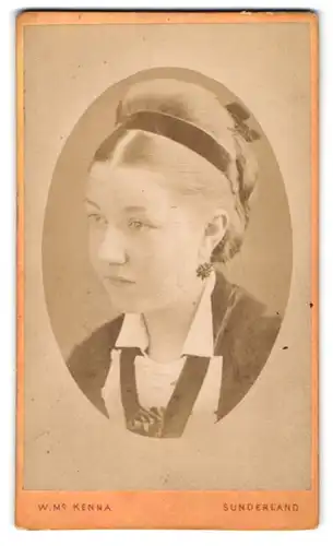 Fotografie W. Mc. Kenna, Sunderland, 26, Norfolk Street, Junge Dame mit Hochsteckfrisur