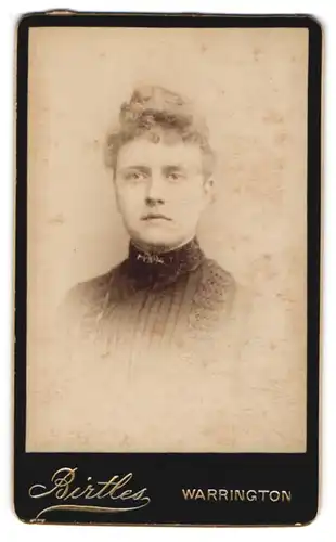 Fotografie Birtles, Warrington, Junge Dame mit hochgestecktem Haar