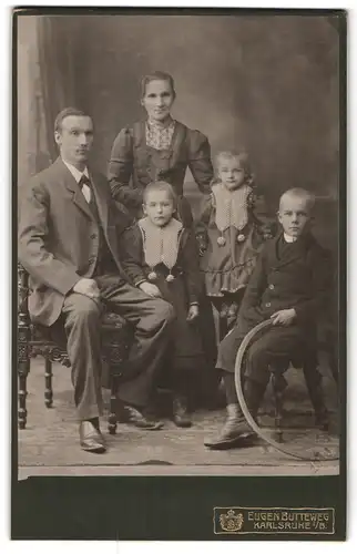 Fotografie Eugen Butteweg, Karlsruhe i. B., Bürgerliches Paar und drei Kinder mit einem Reifen
