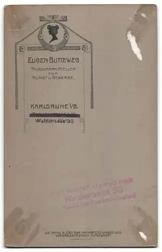 Fotografie Eugen Butteweg, Karlsruhe i. B., Bürgerliches Paar und drei Kinder mit einem Reifen