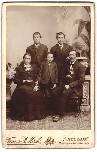 Fotografie Franz J. Mock, Saulgau, Bürgerliches Paar mit drei Söhnen