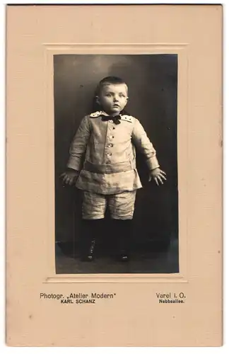 Fotografie Karl Schanz, Varel i. O., Nebbsallee, Kleiner Junge im Anzug mit Fliege