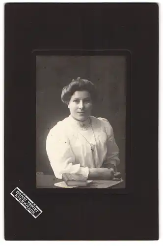 Fotografie Ernst Teriet, Sterkrade, Junge Dame mit Hochsteckfrisur