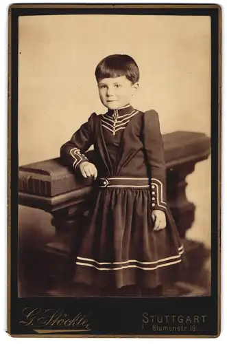 Fotografie G. Stöckle, Stuttgart, Blumenstr. 19, Kind im modischen Kleid