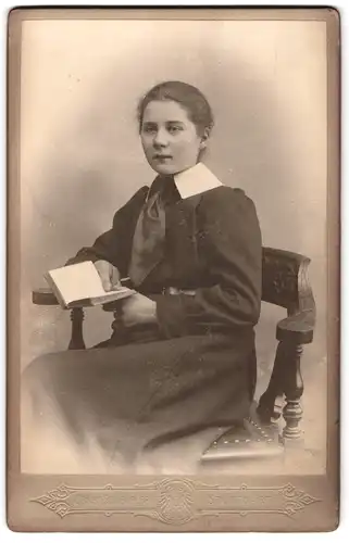 Fotografie Ernst Scheufler, Stuttgart, Neckarstr. 84, Junge Dame im Kleid mit einem Buch