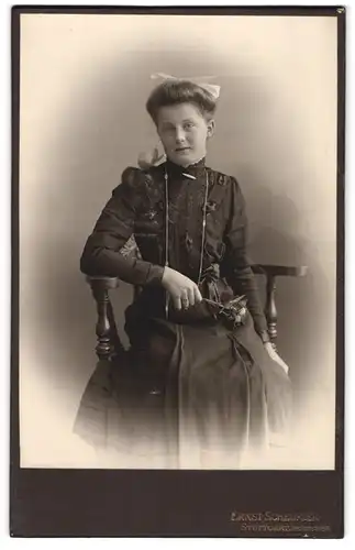 Fotografie Ernst Scheufler, Stuttgart, Neckarstr. 84, Junge Dame im Kleid mit Blume
