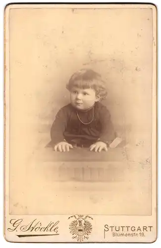 Fotografie G. Möckle, Stuttgart, Blumenstr. 19, Süsses Kleinkind im Kleid mit Halskette