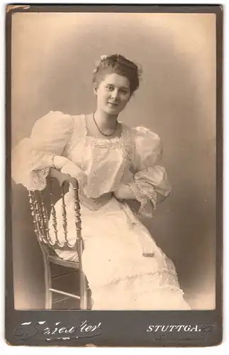 Fotografie Ernst Scheufler, Stuttgart, Neckarstr. 84, Junge Dame im weissen Kleid